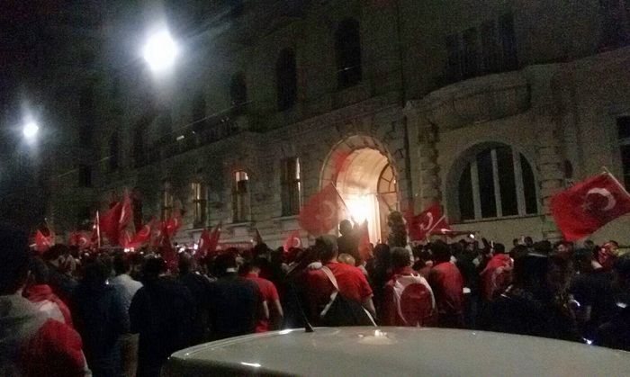 Tausende Erdogan-Anhänger bei Spontan-Demo in Wien